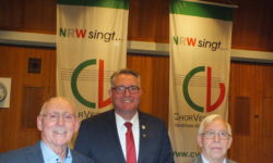 Auch in diesem Jahr wurden im Rahmen einer Feierstunde des Sängerkreises verdiente Sängerinnen und Sänger für ihr langjähriges Engagement geehrt. Vom MGV „Eintracht“ Spellen wurden Peter-Anton Becker für sein 10 jahriges Dienstjubiläum als erster Vorsitzender gewürdigt. Hans Walter Hunecke erhielt für vierzig Jahre als aktiver Sänger die verdiente Urkunde.
Sogar auf 70 Jahre als aktiver Sänger im Sängerkreis kann Heinz Hülsermann zurückblicken. Leider ist uns bei der Meldung beim Sängerkreis ein Fehler unterlaufen. Wir haben „nur“ die 60 Jahre beim MGV berücksichtigt und haben leider die 10 Jahre Zugehörigkeit im Kinder- und Jugendchor nicht mitberücksichtigt. Heinz gehört also genauso zu dem erlesenen Kreis derer, die für 70 Jahre Gesang und Mitgliedschaft im Sängerkreis geehrt werden müssen. Uns ist dieser Fehler sehr unangenehm und bitten dies zu entschuldigen. Die Ehrung werden wir im Jubiläumsjahr nachholen.